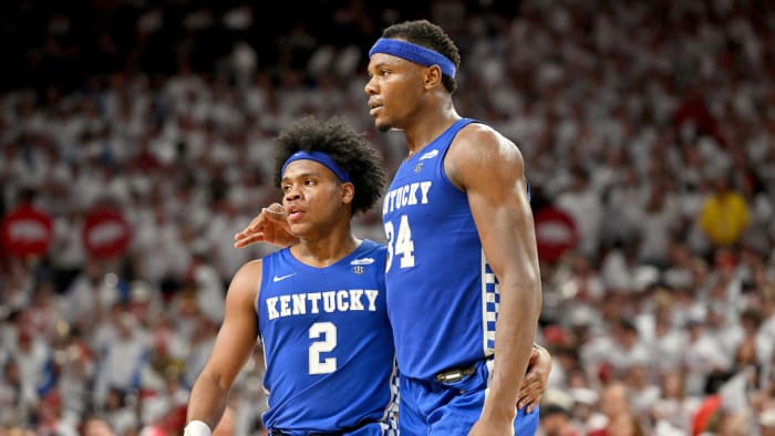 Kentucky’s Sahvir Wheeler (2) and Oscar Tshiebwe head to the bench
